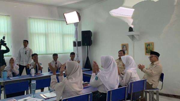 Prabowo Tinjau Program Digitalisasi Pembelajaran dengan Smartboard di SMPN 4 Kota Bekasi