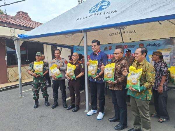 Gerakan Pangan Murah, Polres Karawang dan Bulog Salurkan Beras SPHP Harga Rp11.000/Kg