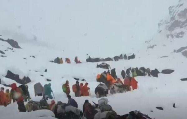 1.000 Pendaki Terjebak Badai Salju di Camp Site Gunung Everest