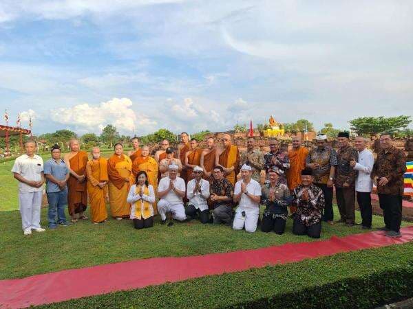 Umat Buddha Jawa Barat Peringati Hari Waisak di Komplek Candi Batujaya