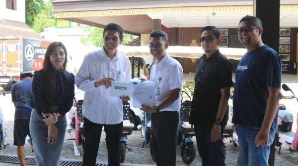 Pemprov Kalsel Serahkan Sepeda Listrik dan Mobil Buggy untuk Anjungan Kalsel di TMII