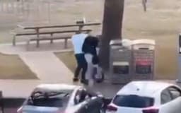 Viral, Pria Muslim Gelut dengan Pelaku Penembakan Komunitas Yahudi di Australia