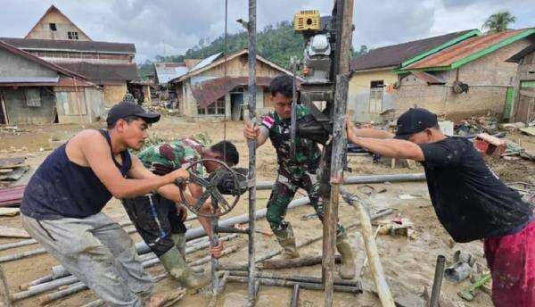 Momen TNI dan Warga Gotong Royong Bangun Sumur Bor untuk Pengungsi di Tapteng Momen TNI dan Warga Gotong Royong Bangun Sumur Bor untuk Pengungsi di Tapteng