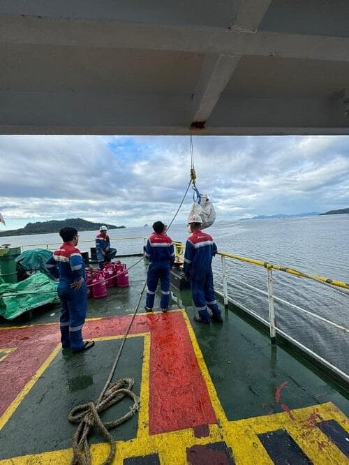 Gelombang Tinggi, Kapal Tetap Salurkan BBM hingga ke Sumatera