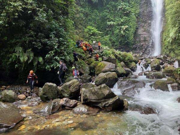 Terseret Arus saat Berenang, Warga Jaktim Ditemukan Tewas di Curug Ciparay Bogor