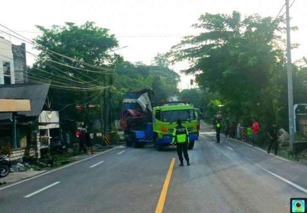 Truck vs Truck Tronton di Jalan Raya Bojonegoro-Babat, Begini Kronologi dan Kondisi Korban