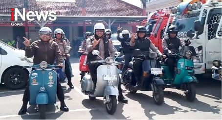 Kapolres Gowa Menyapa Polsek Mengendarai Motor Vespa Rebut Perhatian Warga Kapolres Gowa Menyapa Polsek Mengendarai Motor Vespa Rebut Perhatian Warga