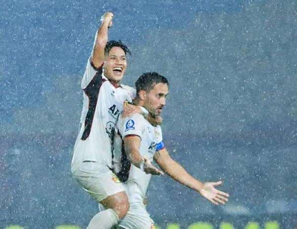 Hasil Babak Pertama Persija Jakarta vs Persik Kediri: Gol Indah Ezra Walian Bawa Macan Putih Unggul 1-0!