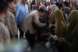 Prabowo Disambut Haru Warga Takengon, Tangis dan Pelukan Warnai Kunjungan di Pengungsian