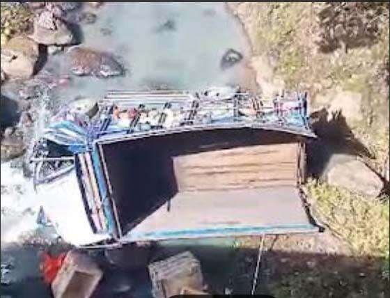 Kecelakaan Maut Truk Terbuka Masuk Jurang, 2 Orang Tewas