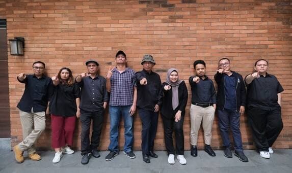 Band Dosen DOKAR 87 Serukan Perdamaian Dunia Lewat Lagu Band Dosen DOKAR 87 Serukan Perdamaian Dunia Lewat Lagu