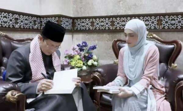 Tampil Berhijab, Celine Evangelista Bertemu Imam Masjid Istiqlal sekaligus Menteri Agama Dengarkan Tausyiah Tampil Berhijab, Celine Evangelista Bertemu Imam Masjid Istiqlal sekaligus Menteri Agama Dengarkan Tausyiah