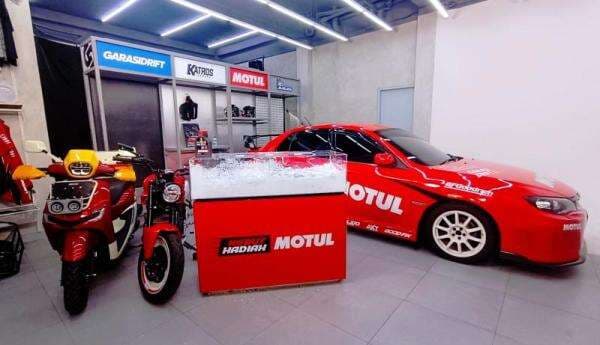 Kolaborasi Garasi Drift dan Katros, Motul Serahkan Mobil dan Motor Modifikasi