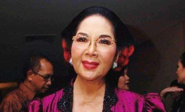 Titiek Puspa Dilarikan Rumah Sakit akibat Pecah Pembuluh Darah, Begini Kondisinya