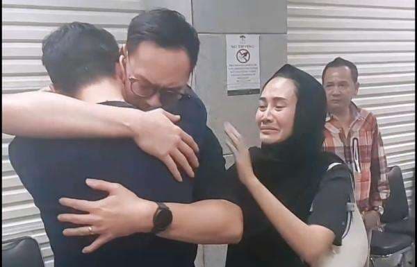 Tiba di Indonesia, Tangis Surya Sahetapy Pecah di Pelukan sang Kakak 