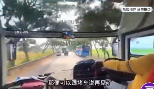 Aksi Ugal-ugalan Sopir Bus Surabaya-Semarang Viral hingga ke China: Di Negara Lain SIM-nya Sudah Dicabut 200 Kali