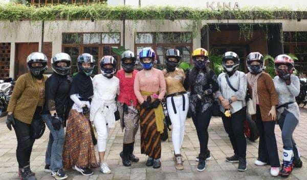 Unik, Puluhan Rider Cantik Kumpul Pakai Kebaya Rayakan Hari Kartini 