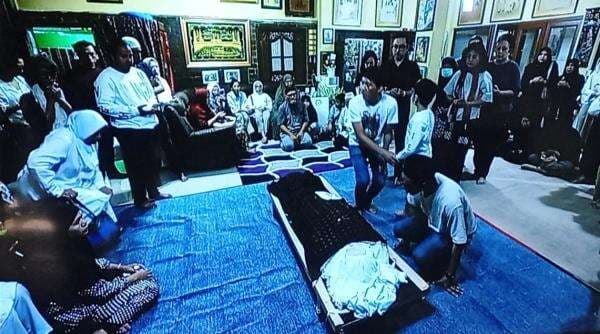 Dipenuhi Pelayat, Begini Suasana Rumah Duka Bunda Iffet di Markas Slank Jalan Potlot