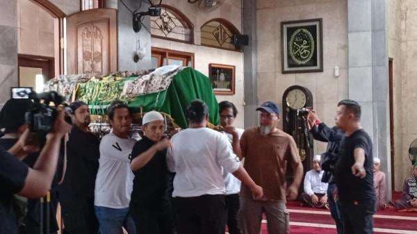 Jenazah Bunda Iffet Disholatkan di Masjid Al-Hidayah Pancoran Sebelum Dimakamkan di TPU Karet Bivak