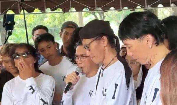 Mengharukan, Bunda Iffet Siapkan Seragam untuk Slank Sebelum Meninggal Dunia