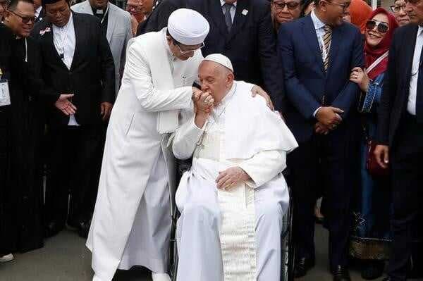 Paus Fransiskus Meninggal, Ini Momen saat Cium Tangan Imam Masjid Istiqlal