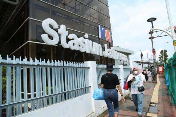 Sembilan KA Jarak Jauh Berhenti di Jatinegara Imbas HUT Bhayangkara di Monas