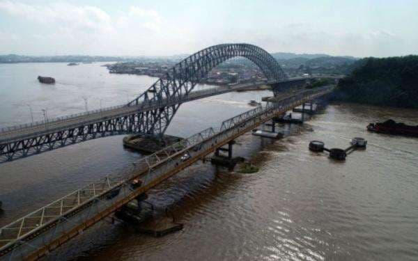 Jembatan Mahakam Samarinda Dihantam Kapal Tongkang, Begini Kata Pelindo