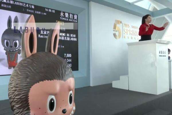 Boneka Labubu Seukuran Manusia Pecah Rekor Terjual Rp2,4 Miliar di Lelang