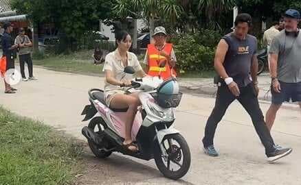 Heboh Lisa Blackpink Naik Motor BeAT Karbu di Thailand, Netizen: OTW Beli Seblak