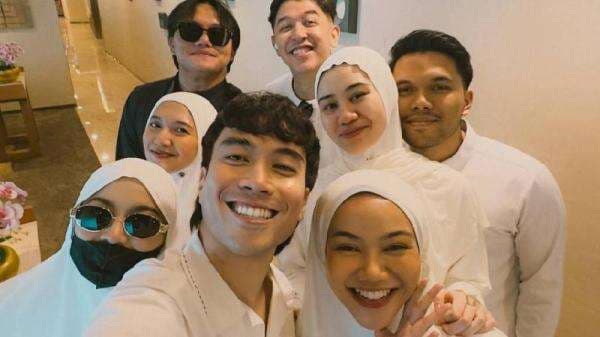Mahalini Umrah Ditemani Rizky Febian dan Sahabat Artis, Netizen: Masyaallah
