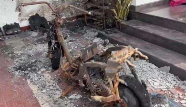 Viral Motor Listrik Terbakar saat Parkir di Teras Rumah, Masalahnya Sepele karena Payung