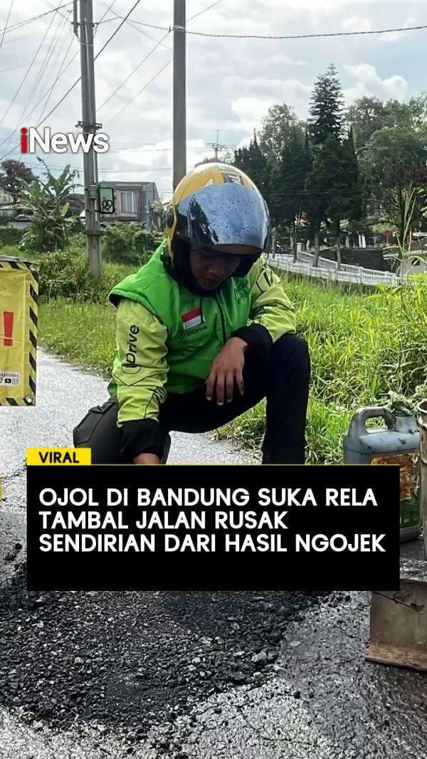 Viral Ojol di Bandung Suka Rela Tambal Jalan Rusak dari Hasil Ngojek