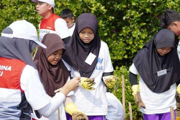 Tumbuhkan Cinta Lingkungan, Pertamina dan Siswa SD Tanam Puluhan Ribu Mangrove