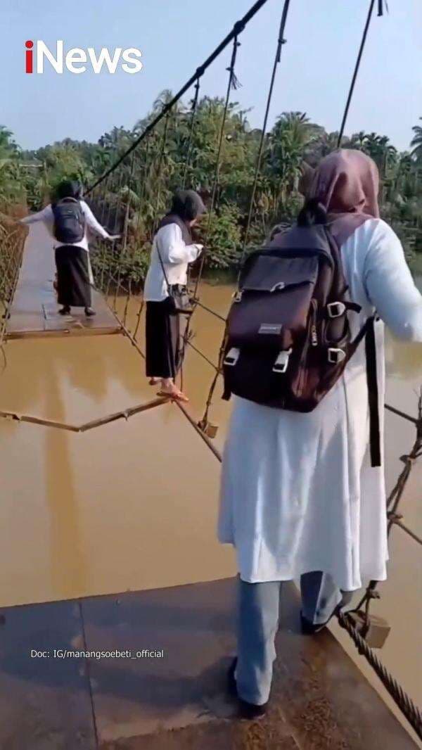 Perjuangan Guru Bergelantung di Seutas Sling demi Mengajar