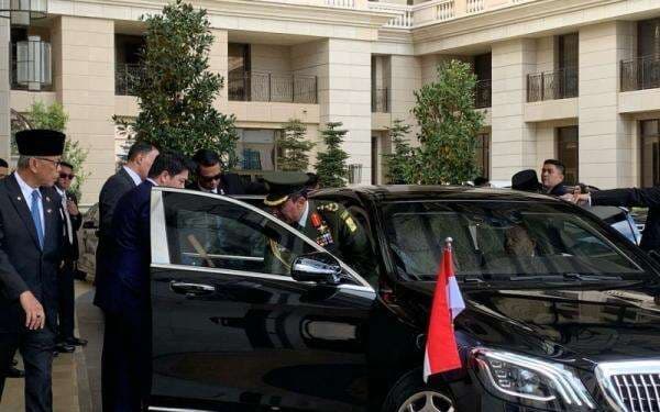 Potret Prabowo Naik Mercedes Maybach Berbendera Merah Putih Menuju Istana Al-Husseiniya Yordania 