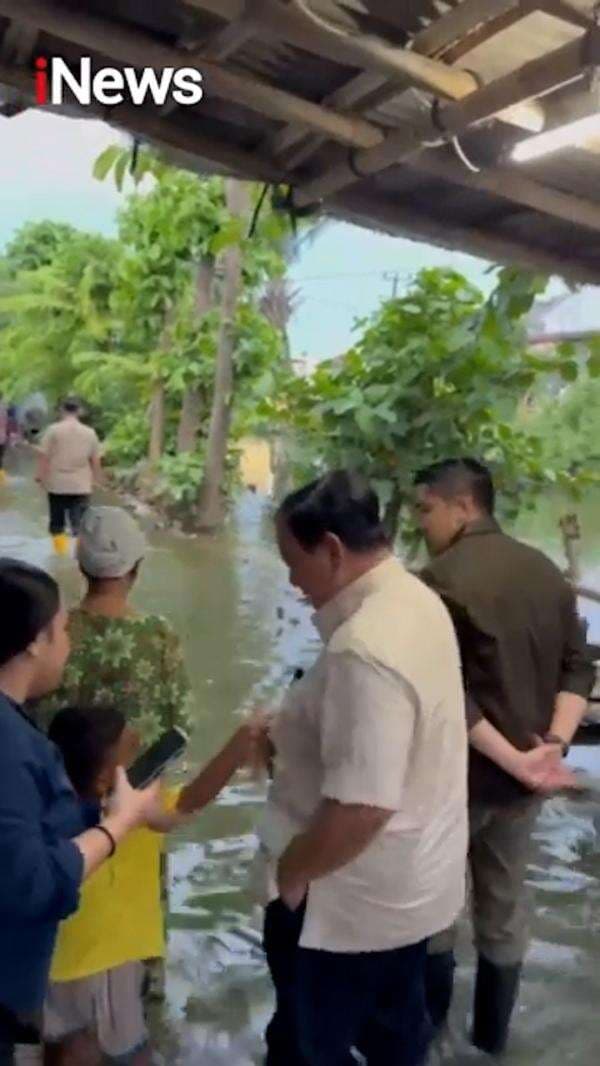 Momen Prabowo Becek-becekan Tinjau Warga Terdampak Banjir di Bekasi