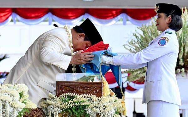 Cerita Bianca Pembawa Baki Bendera, Terharu Melihat Presiden Prabowo Cium Sang Merah Putih