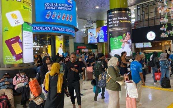 Masih Ramai Pemudik, Begini Kondisi Terkini Stasiun Gambir saat H-1 Lebaran 2025