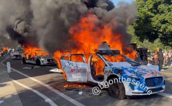 5 Mobil Taksi Otonom Ludes Dibakar Massa di Los Angeles, Perusahaan Nangis Rugi Puluhan Miliar Rupiah