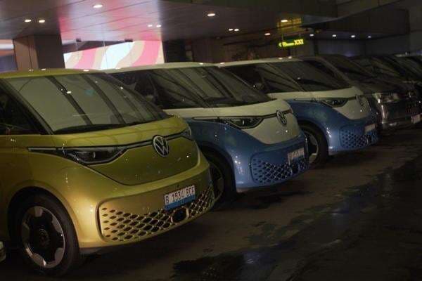 Volkswagen Serahkan ID Buzz, Sinyal Serius Garap Mobil Listrik di RI