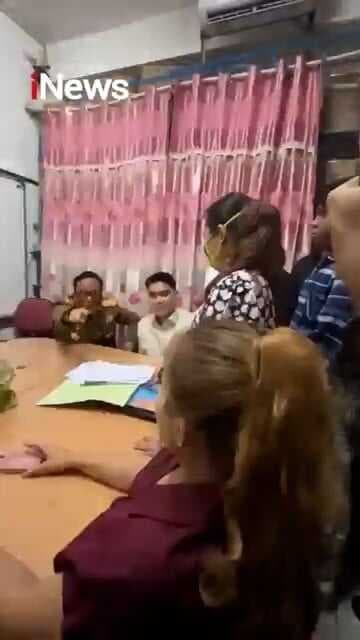 Wamenaker Sidak Perusahaan di Surabaya yang Tahan Ijazah