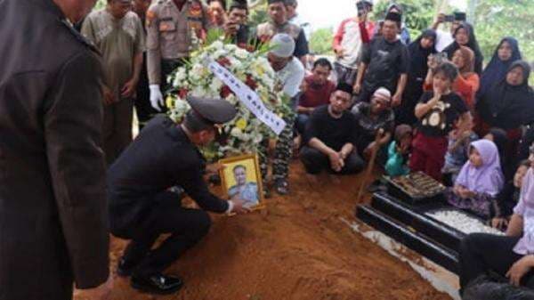 Suasana Duka Selimuti Pemakaman Anggota Polres Mesuji yang Tewas Kecelakaan
