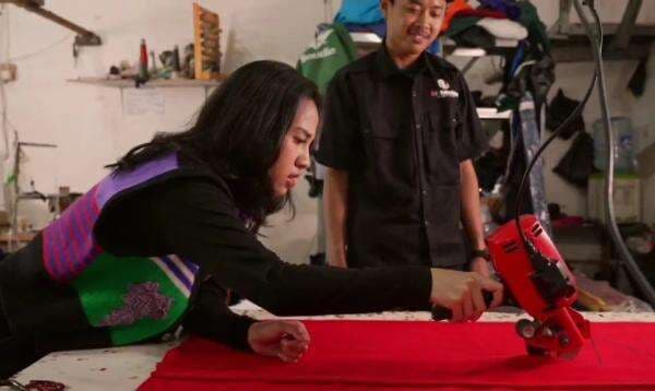 Desain, Motong, Jahit atau Kabur? Azia Riza Jadi Pegawai Konveksi Sehari