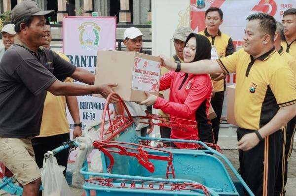 Kapolres Jombang dan Istri Bagi-bagi Sembako Bikin Kaget Abang Becak, Begini Reaksi Mereka Kapolres Jombang dan Istri Bagi-bagi Sembako Bikin Kaget Abang Becak, Begini Reaksi Mereka