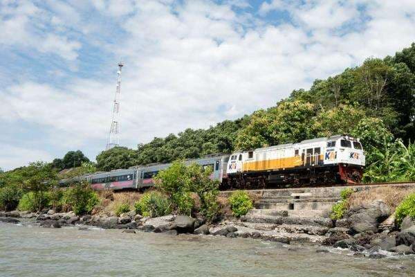 Naik Kereta Api Diskon 10 Persen, Tunjukkan Ijazahmu!
