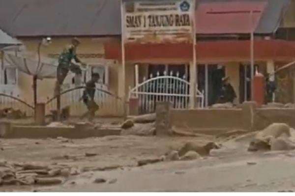 Mencekam! Banjir Bandang Terjang Agam, Prajurit TNI Naik ke Atap Selamatkan Diri