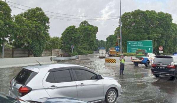 Banjir Rendam Tol Sedyatmo, Akses ke Bandara Soekarno-Hatta Dialihkan