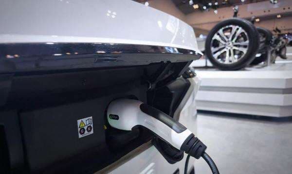 Menko Airlangga Sebut Tak Ada Insentif Otomotif Tahun Depan, Harga Mobil Listrik Bisa Meroket