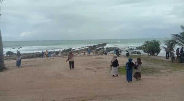 Gelombang Tinggi di Lebak: Wisatawan Tak Bisa Bermain di Pantai!