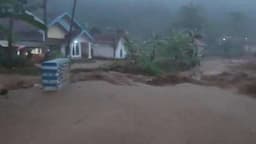 Banjir Bandang Terjang Probolinggo, 5 Jembatan Putus Ratusan Warga Terisolasi